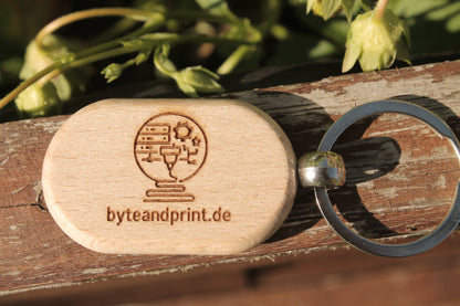 Personalisierter Holz Schlüsselanhänger – beidseitig gravierbar - byteandprint.de