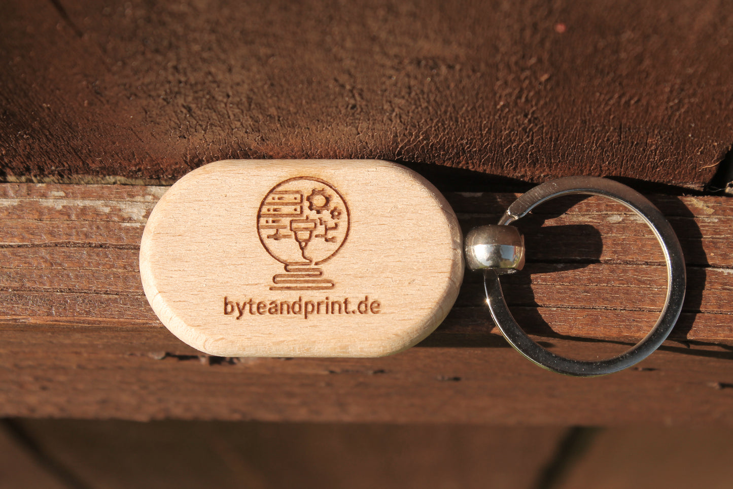 Personalisierter Holz Schlüsselanhänger – beidseitig gravierbar - byteandprint.de
