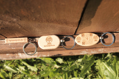 Personalisierter Holz Schlüsselanhänger – beidseitig gravierbar - byteandprint.de