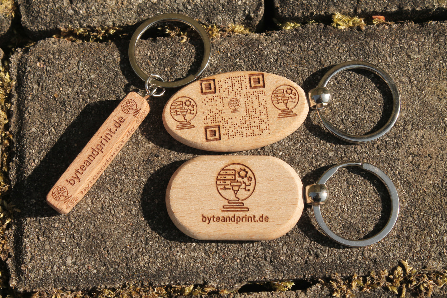 Personalisierter Holz Schlüsselanhänger – beidseitig gravierbar - byteandprint.de