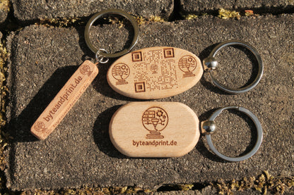 Personalisierter Holz Schlüsselanhänger – beidseitig gravierbar - byteandprint.de