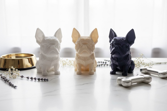 Französische Bulldoggen-Dekofiguren, weiß, beige und schwarz in Reihe