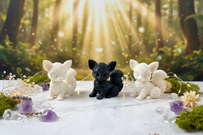 Weiße und schwarze Chihuahua-Ornamente als Schlüsselanhänger, drei sitzende Hunderfiguren
