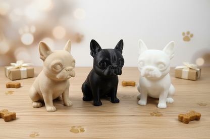 Boston-Terrier-Figuren-Set: beige, schwarz und weiß, sitzende Tiere nebeneinander