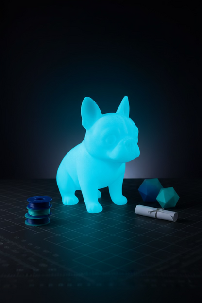 Boston-Terrier-Figur blau, sitzend, Kopf nach vorn