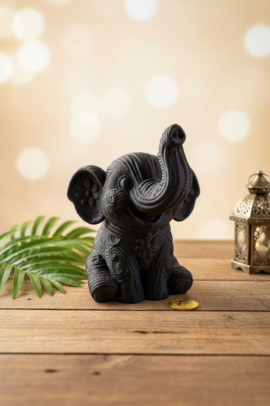 Gestricktes Elefanten-Ornament schwarz, geduckte Form mit hochgezogenem Rüssel