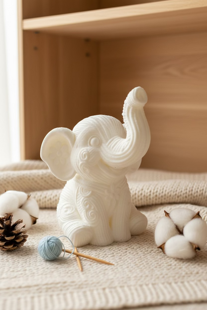 Gestricktes Elefanten-Ornament cremefarben, seitliche Ansicht mit hochgestelltem Rüssel