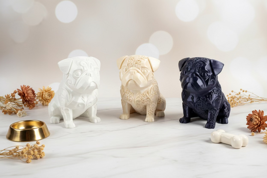 Pug-Ornamente: drei Mops-Dekofiguren in Weiß, Beige und Dunkelblau