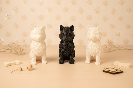 Shiba-Inu Dekofiguren im Set: schwarze und cremeweiße Figuren, zentral eine stehende