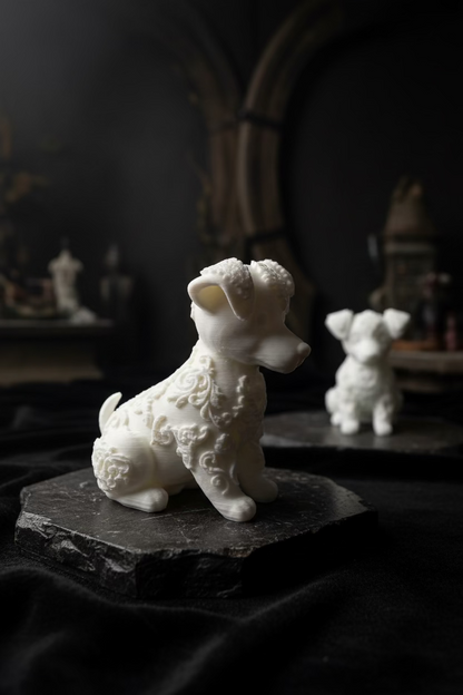 Jack-Russell-Ornament in Cremeweiß, sitzender Hund mit strukturierter Felltextur