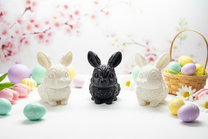 Osterhasen-Ornament-Set: beiger und schwarzer Hase neben Osterkörbchen mit Eiern