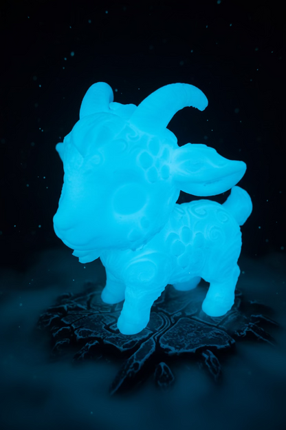 Ziegenbaby-Ornament, detaillierte kleine Ziegenfigur in leuchtendem Blau