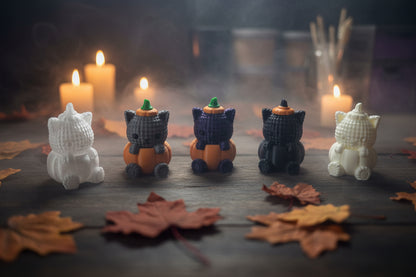 Gestrickte Katzenfiguren im Kürbis-Design, weiß, dunkelblau, blau, grau, orange Kürbisse
