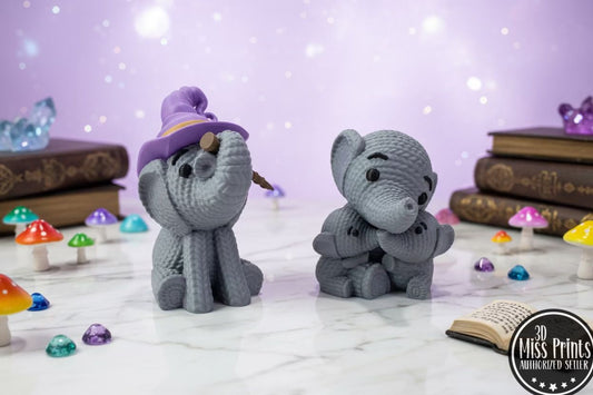 Miss Prints gestrickte Elefantenfiguren, sitzend: hellgrau und grau, 3D-Strickoptik.
