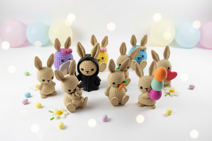 Strickhasen-Figuren-Set aus mehreren Hasen in Beige, Dunkel, mit bunten Osterelementen