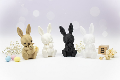 Strickhasen-Figuren in Beige, Weiß und Schwarz, mit kleinen Deko-Osterelementen