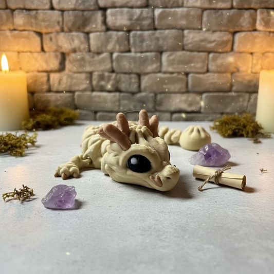 Beiger Dumpling-Babydrache mit großen schwarzen Augen, liegend