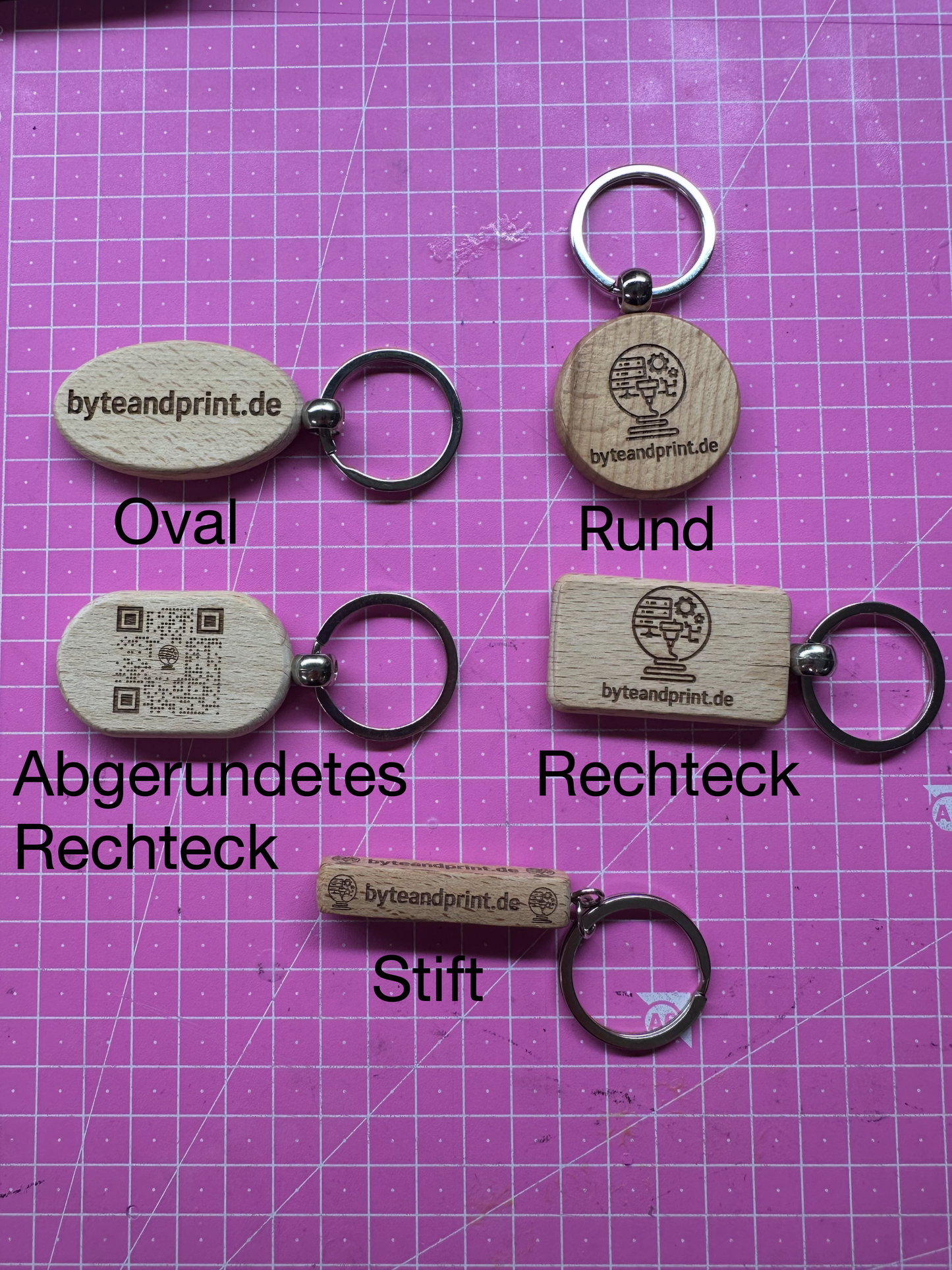 Personalisierter Holz Schlüsselanhänger – beidseitig gravierbar - byteandprint.de