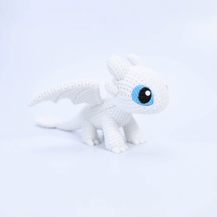 Knitted Light Dragon Companion – Anmutiger Fantasy-Drache im cozy Stricklook Whale 3D Studio
