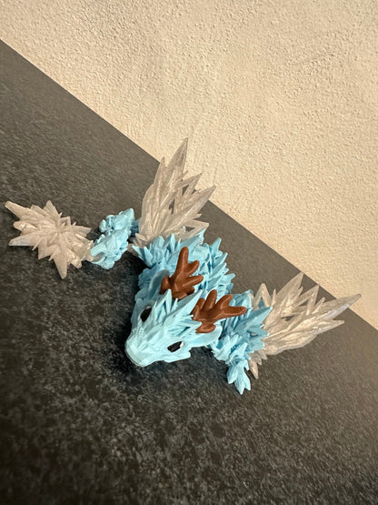Frostflügel Baby-Drache – Magie des Winters in deiner Hand Cinderwing3D