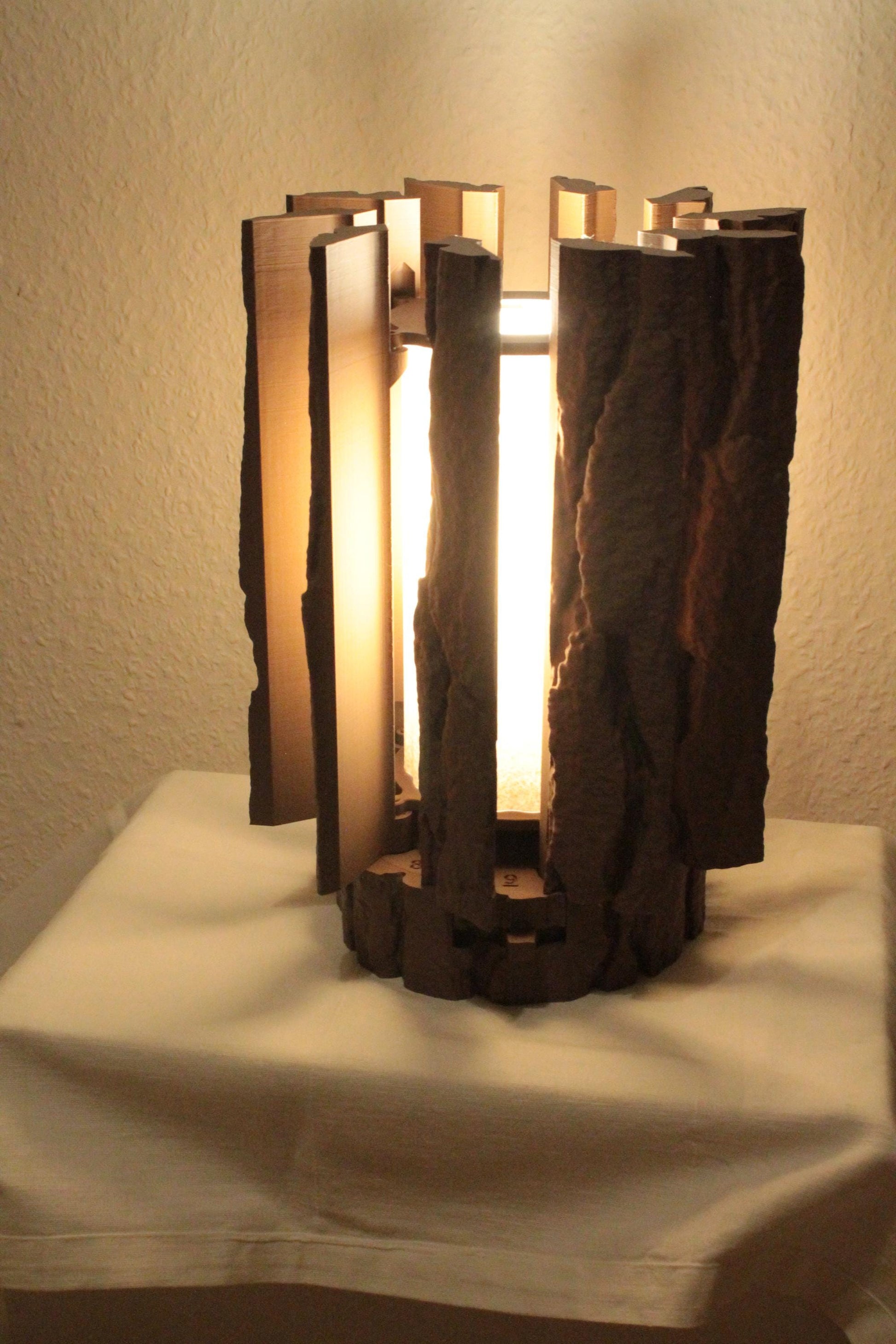 Magische Baumstamm-Lampe – Natur trifft Design ForgeCore