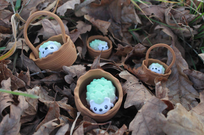 Igel im Korb – Herbstzauber für dein Zuhause Layers in Green